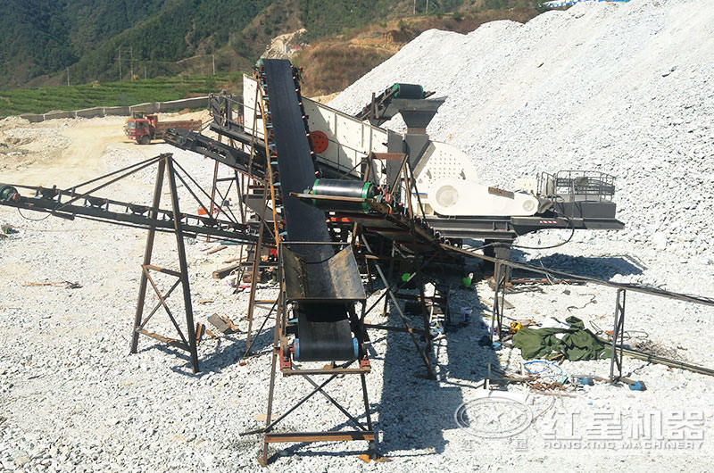 移動式重錘破碎機處理水泥塊現場