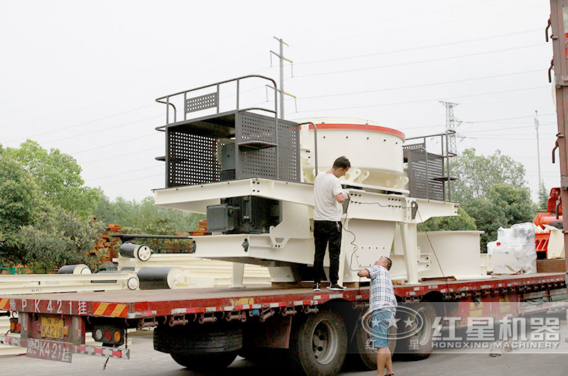 客戶河卵石制砂機裝車發(fā)貨現場